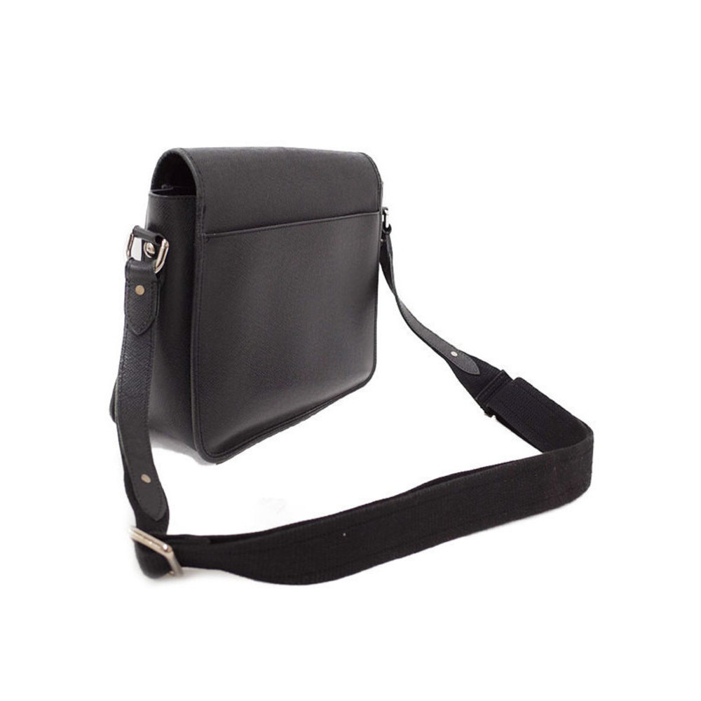 Louis Vuitton rei Taiga Shoulder Bag